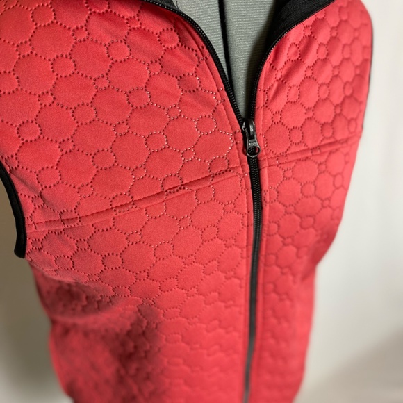Swing Golf Vest in coral. - Picture 3 of 11